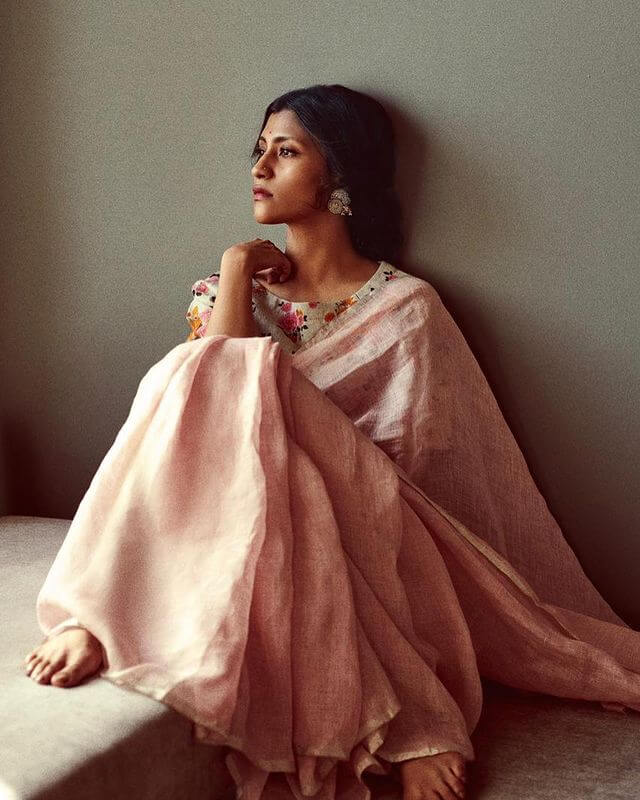 Ek Thi Dayan Movie Actress Konkona Sen Sharma & Her Stunning Outfits, Dresses, Fashion In Ethnic Saree Look With A Floral Blouse