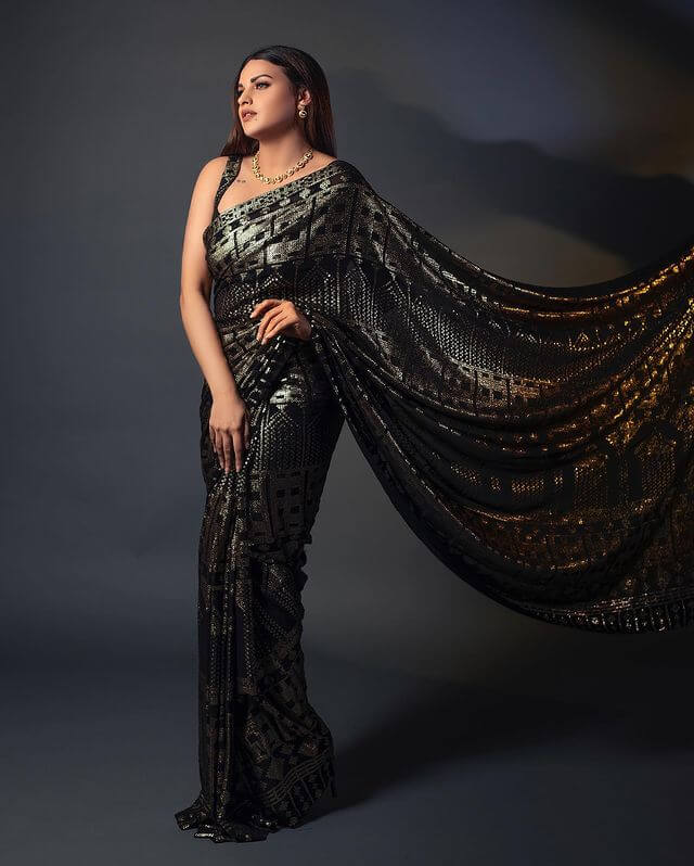 Elegant Look In Black Saree: Himanshi Khurana Latest Dresses, Saree looks, And Outfits
