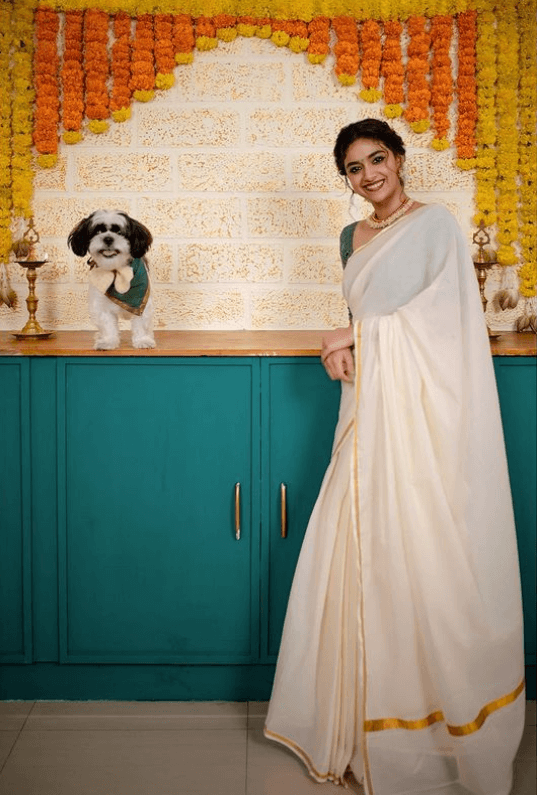 Keerthy Suresh Inspired Fashion and Style Trends Fantastic Look In White Plain Saree With Green Blouse