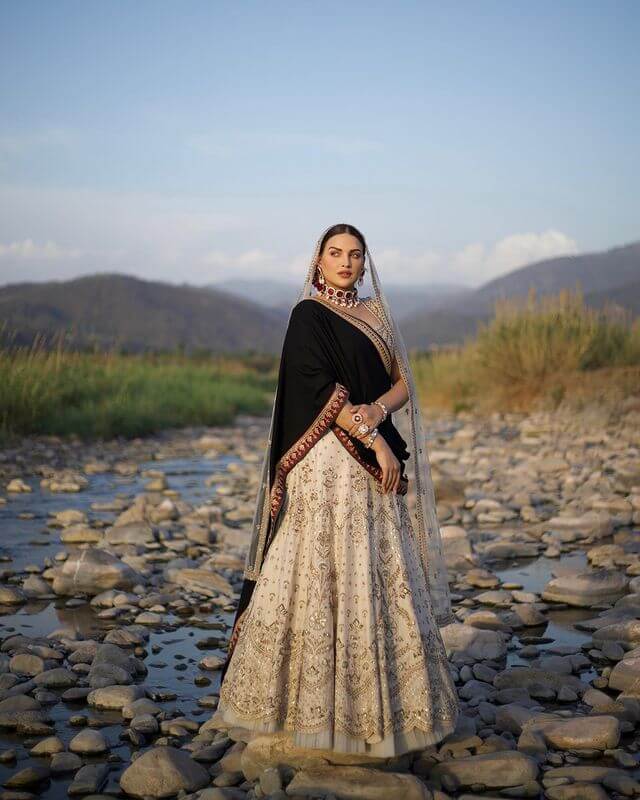 Himanshi Khurana's Latest Dresses, Saree looks, And Outfits Elegant Look In White And Black Lehenga