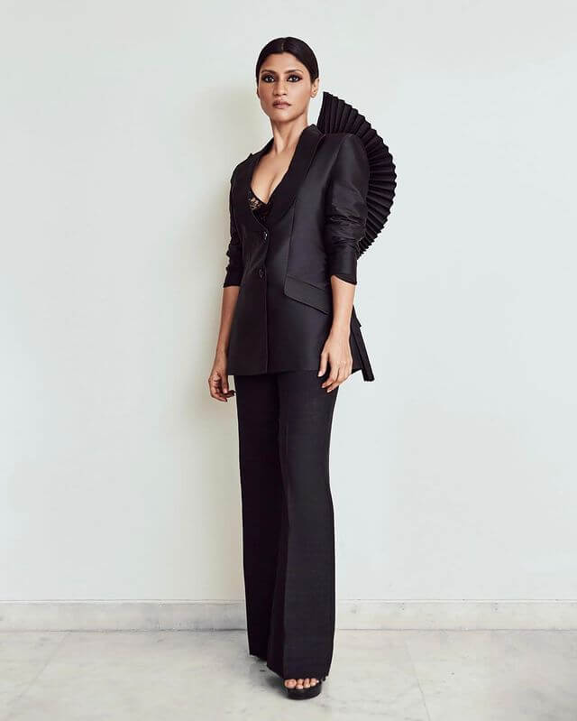 Konkona Sen Sharma & Her Stunning Outfits, Dresses, Fashion Hindi, English, and Bengali Movie Actress Bossy Look in a Black Suit