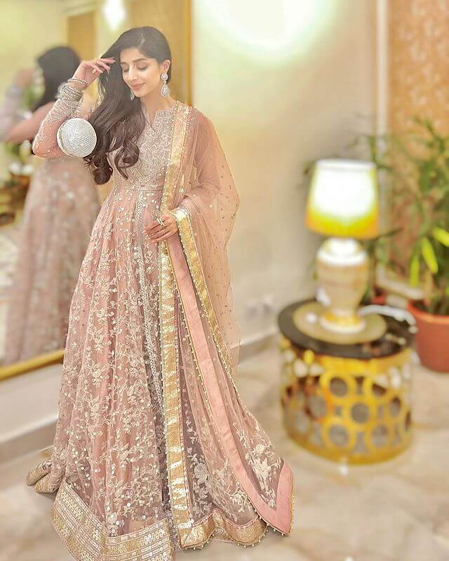 Mawra Hocane Best Looks Hindi Movie Actor Glam Looks In A Peach Embroidery Gown