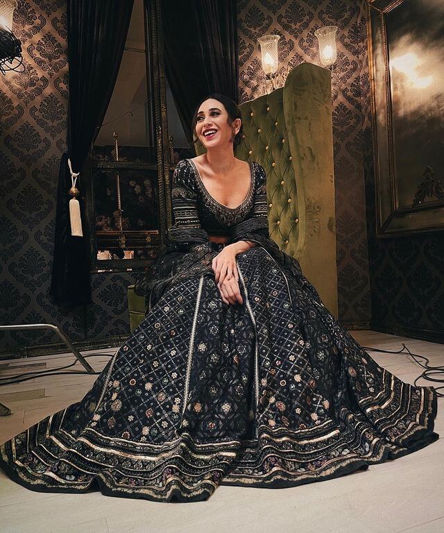 Karisma Kapoor's Stunning Outfits Style Looks Graceful In Black Lehenga
