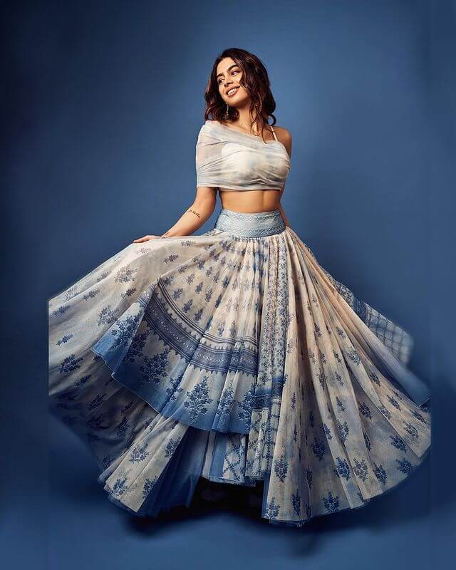 Khushi Kapoor in a traditional crop top and asymmetrical flared skirt set