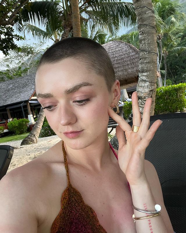 Maisie Williams - Outfits, Accessories, Hairstyles & Looks