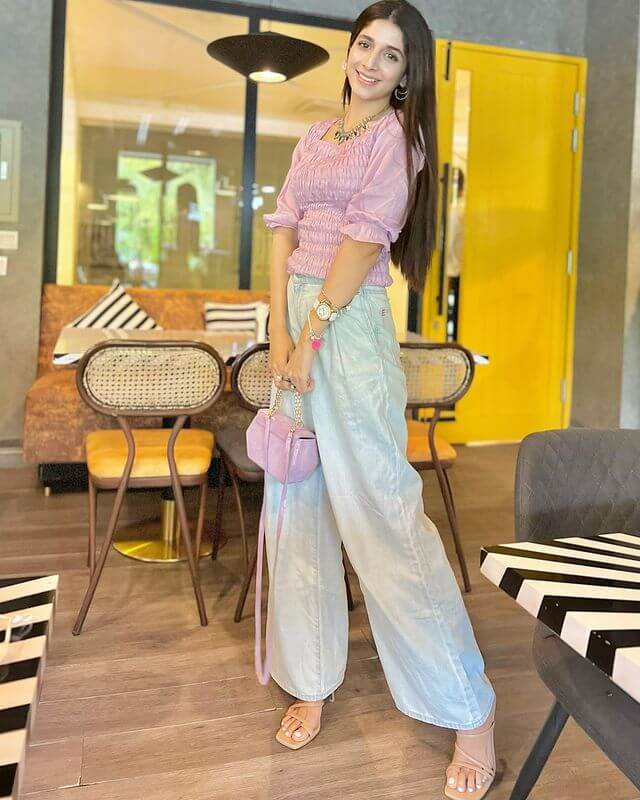 Mawra Hocane Best Looks In A Casual Aesthetic Look With A Matching Purse