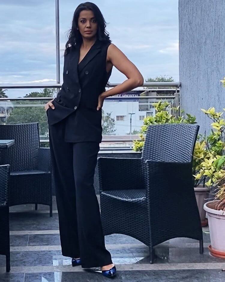 Model Mugdha Godse, Bold Look  In A Black Suit