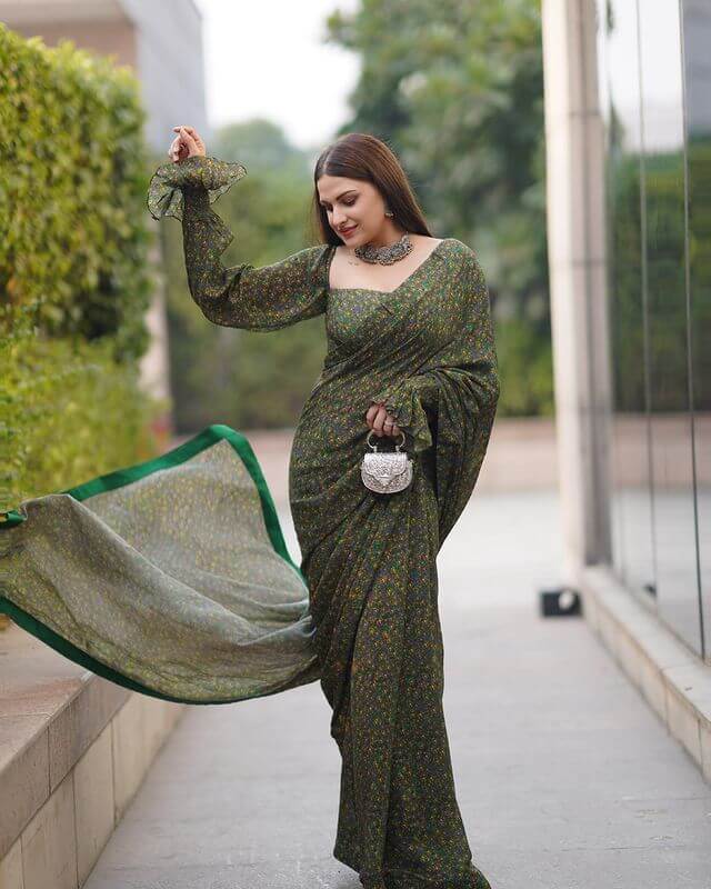 Himanshi Khurana's Latest Dresses, Saree looks, And Outfits Overall Print Saree And Stylish Blouse