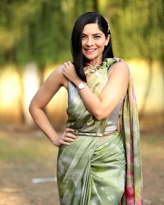Pretty Look In Traditional Green Saree With Silver Blouse