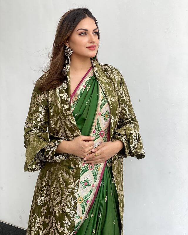 Himanshi Khurana's Latest Dresses, Saree looks, And Outfits Punjabi Singer Elegant Look In Green Saree With Shiny Outer
