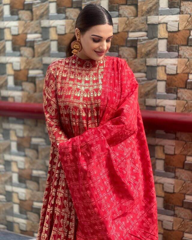 Punjabi Singer Himanshi Khurana's Latest Dresses, Saree looks, And Outfits In The Red Suite