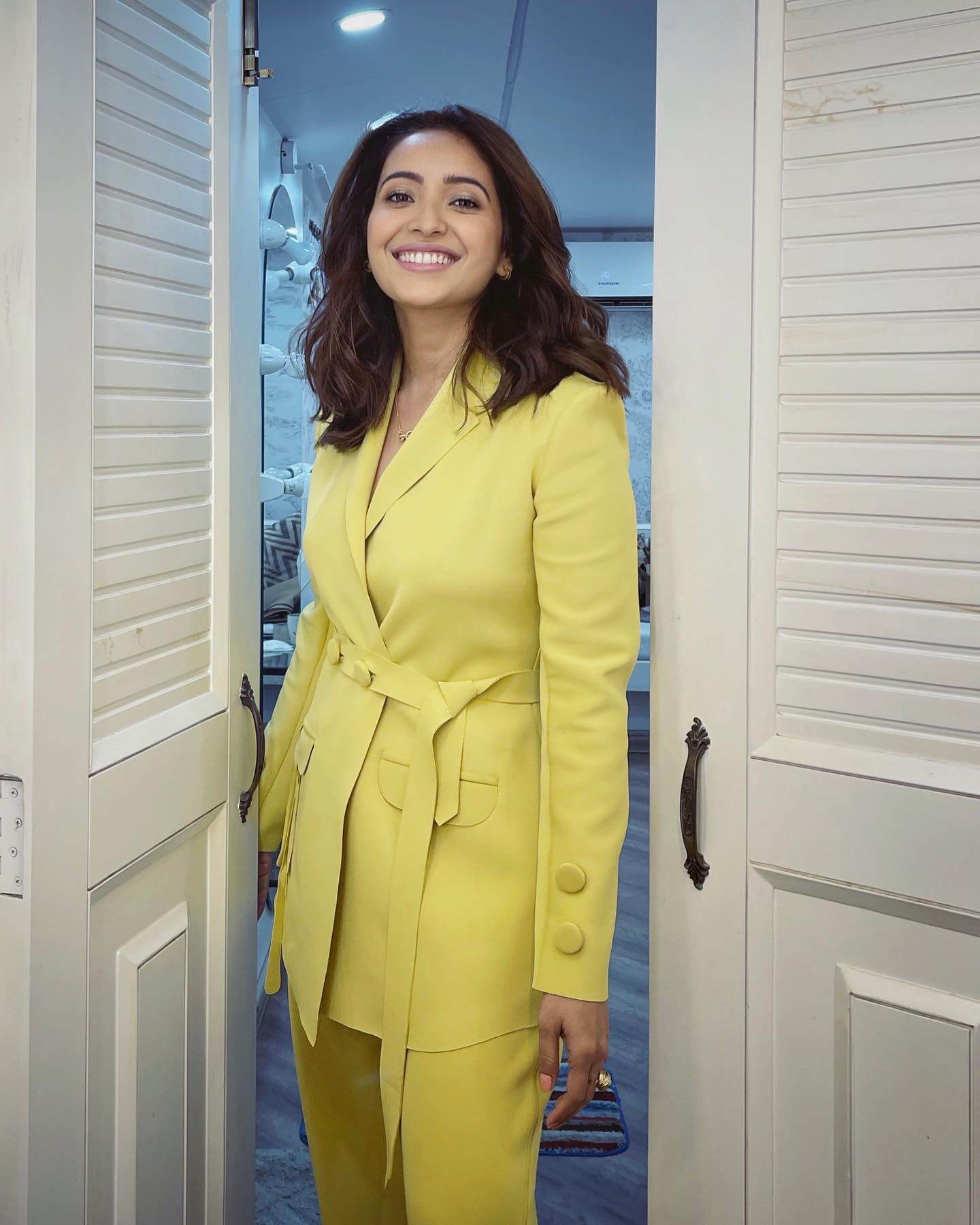 Sapno Se Bhare Naina Actress, Asha Negi In Yellow Suite