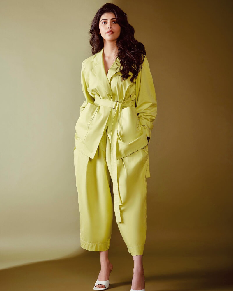 Yellow Loose-fitting Pantsuit For Comfort
