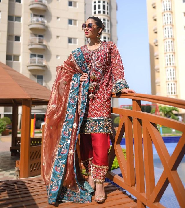 A Designer Shade Of Zari Style Is Beholding To The Eye