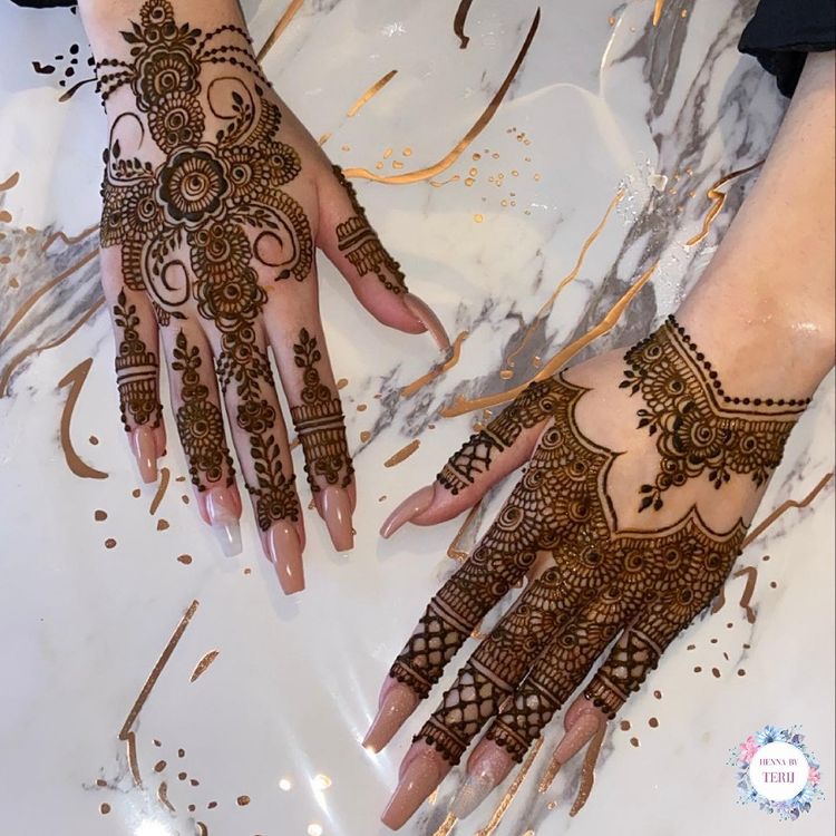 Asymmetrical Mehndi Pattern For Both Hands For A Beautiful Bride