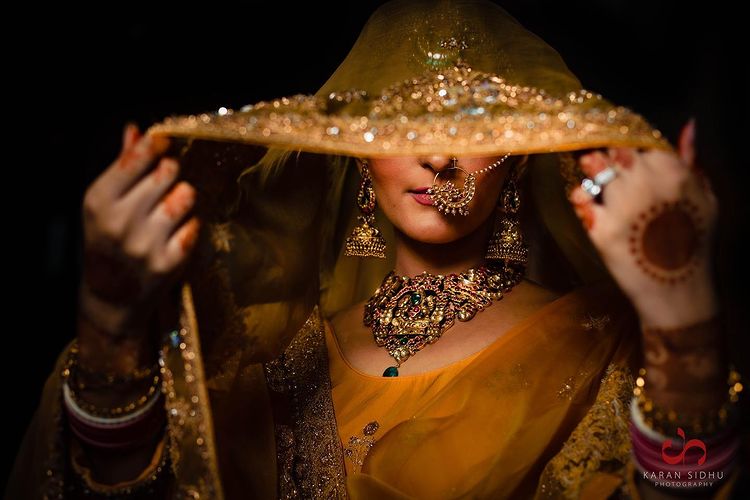 Beautiful Nath design in gold for a wedding look