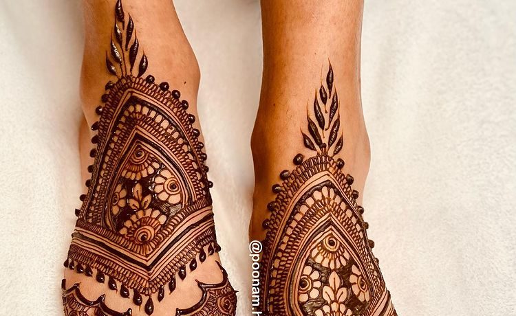 Floral Triangle Mehndi Design - An Absolute Treat To Our Eyes!