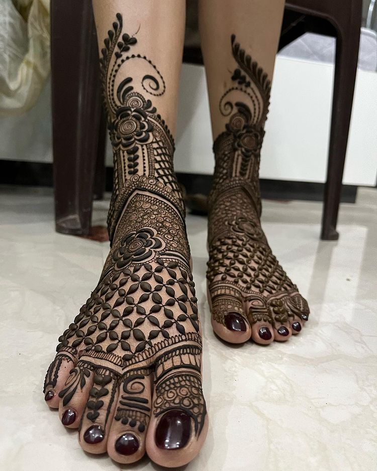 Full Leg Floral Mehndi Design With Criss-Cross Patterns