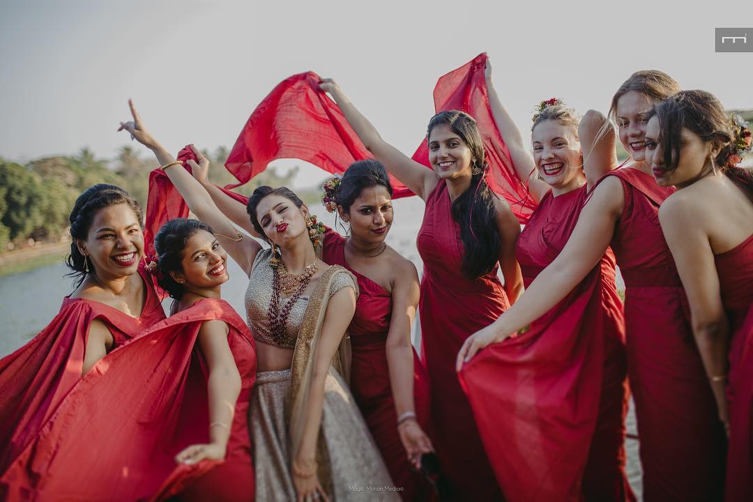 Fun And Chilling Weddings Pose With Friends