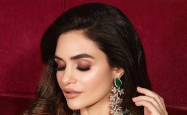 Glam Make-Up Look With A Statement Necklace For The Bride
