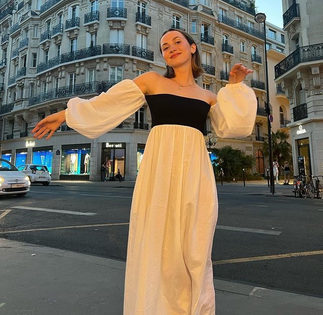 Maude Apatow Happily Waved Hands In Paris