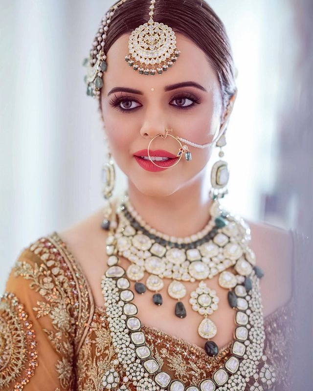 Simple Aesthetic Nath Design With Heavy Jewelry For Weddings