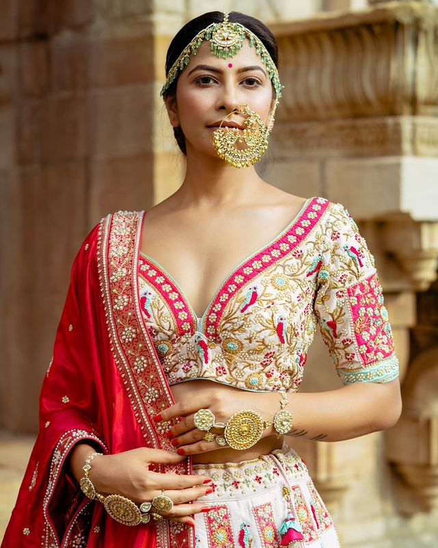 Simple And Artistic Blouse Design For Brides