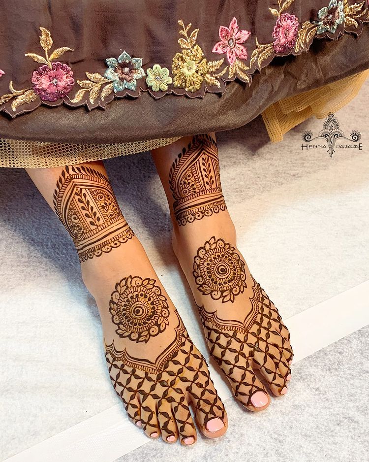Simple And Elegant Mandala Feet MehndiSimple And Elegant Mandala Feet Mehndi