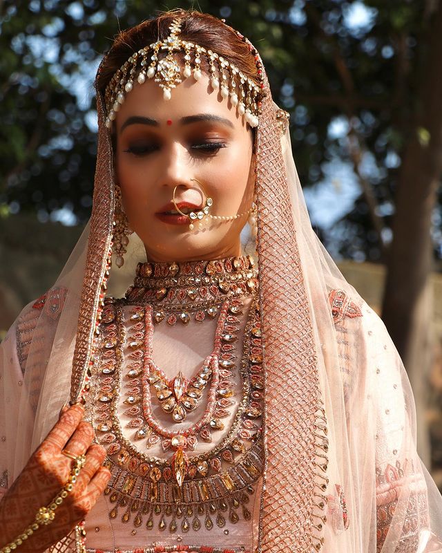 Simple And Elegant Small Nath Design With Stone Work