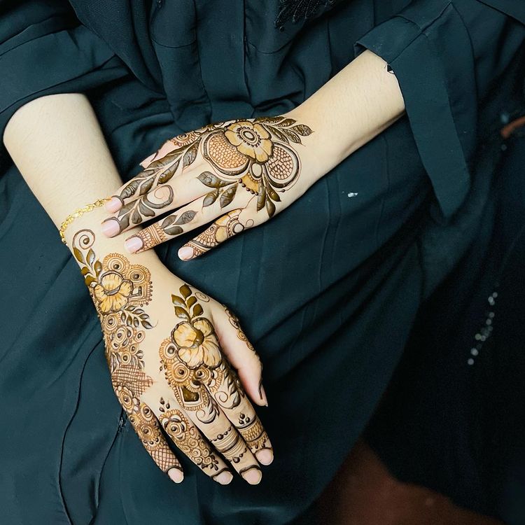 Simple Mehndi With Roses And Leaves