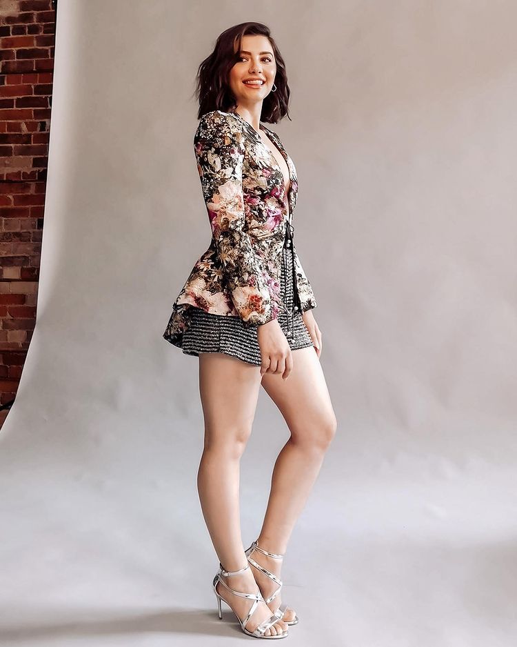 Super Cute Ana In Floral Print Outfit