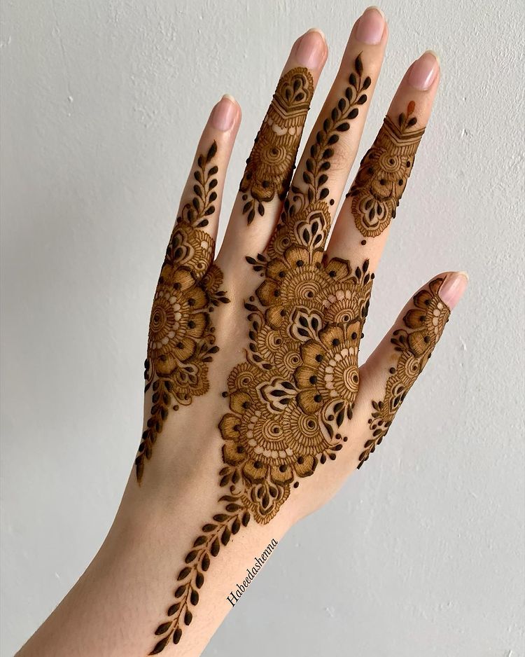 The Detailed Floral Mehndi With Delicate Leaves