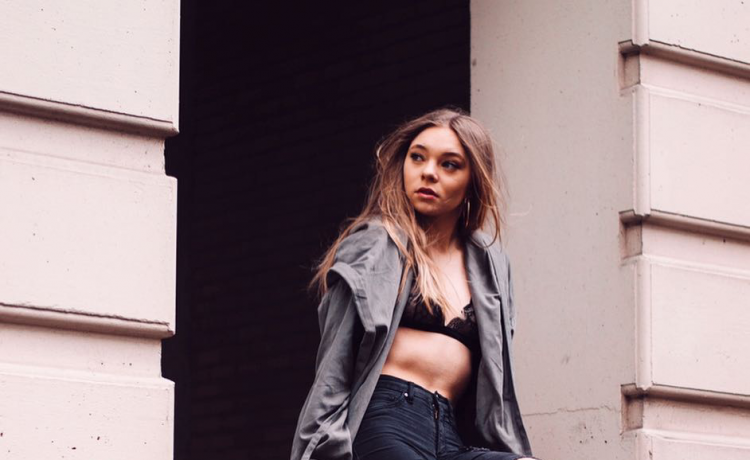 Taylor Hickson - Outfits & Her Looks