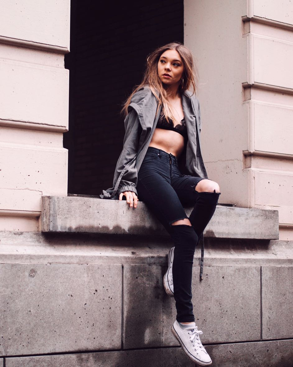 The Ribbed Jeans Sneaker Look Of Taylor Hickson Is Fabulous
