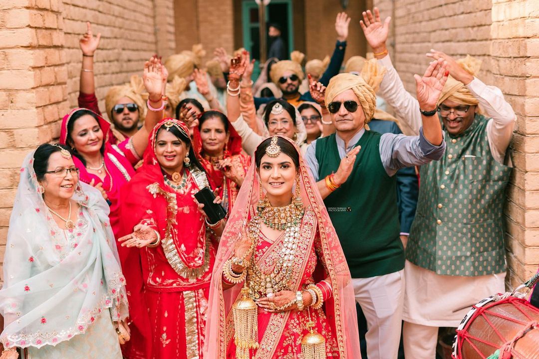  This Swag Bride Makes A Dashing Entry With Her Parents At The Wedding Venue