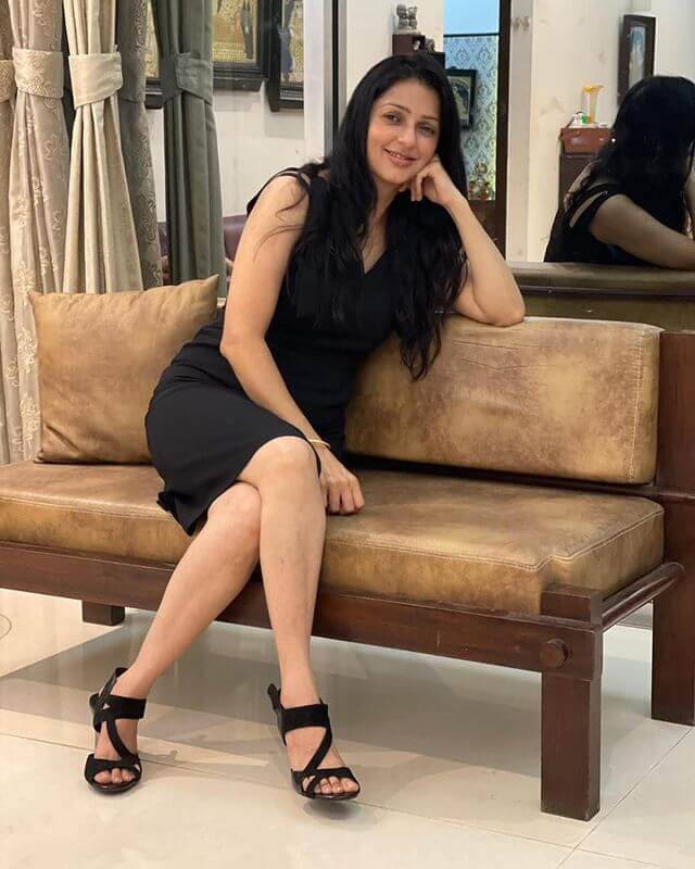 Bolly Diva Bhumika Chawla Is Stunning In A Black Sleeveless Dress
