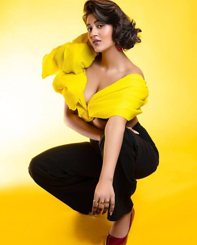 Dancer Anjali Arora Instagram Star, Latest Looks And Outfits In Yellow Ruffle Crop Top With Black Baggy Pants