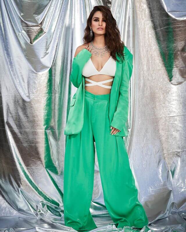 Chetna Pande Style, Beachwear, Clothing Dilwale Movie Actress Chetna In Green Shit With A White Strappy Crop Top Or Dimond Jewelry