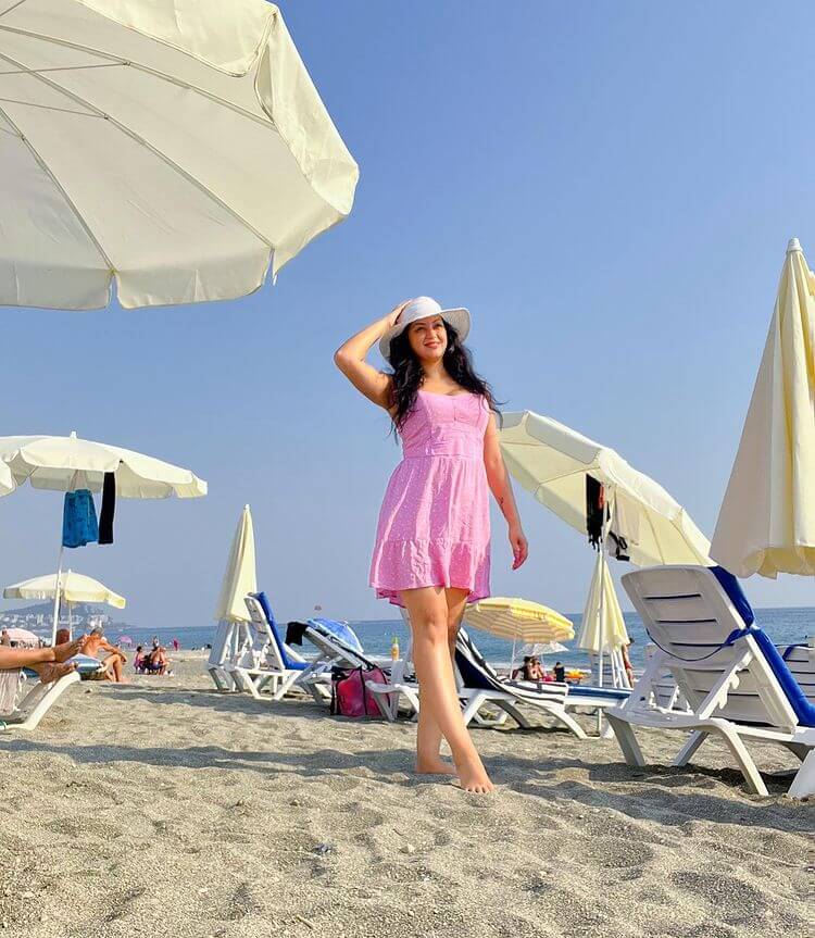 Indian Actress Maryam Zakaria Celebrity Fashion & Style In Beachside Look In Pink Dress