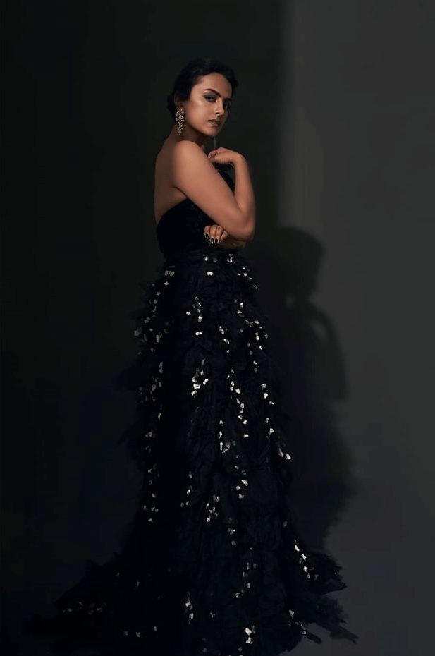 Jersey Movie Actor, Stunning Look In A Black Gown