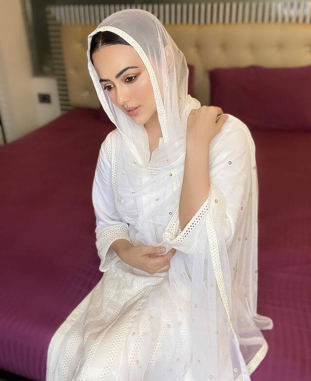 Sana Khan In White Chikankari Suits For Jumma Namaz