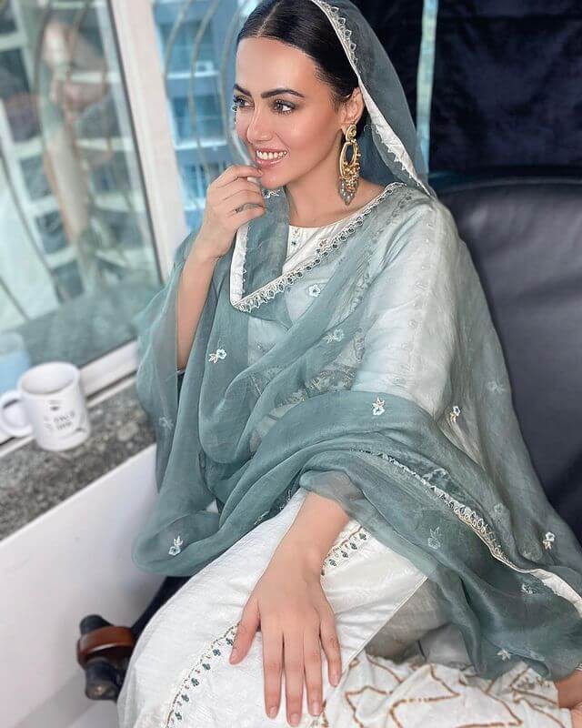 Sana Khan Wearing White Suit Set With A Green Dupatta