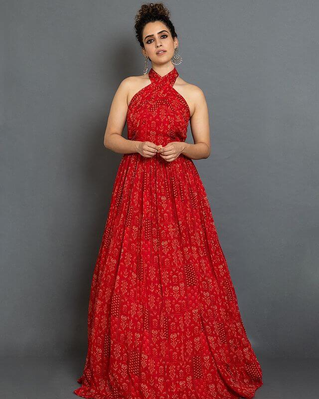 True To The Word 'Dhaakad' In This Stunning Red Ensemble