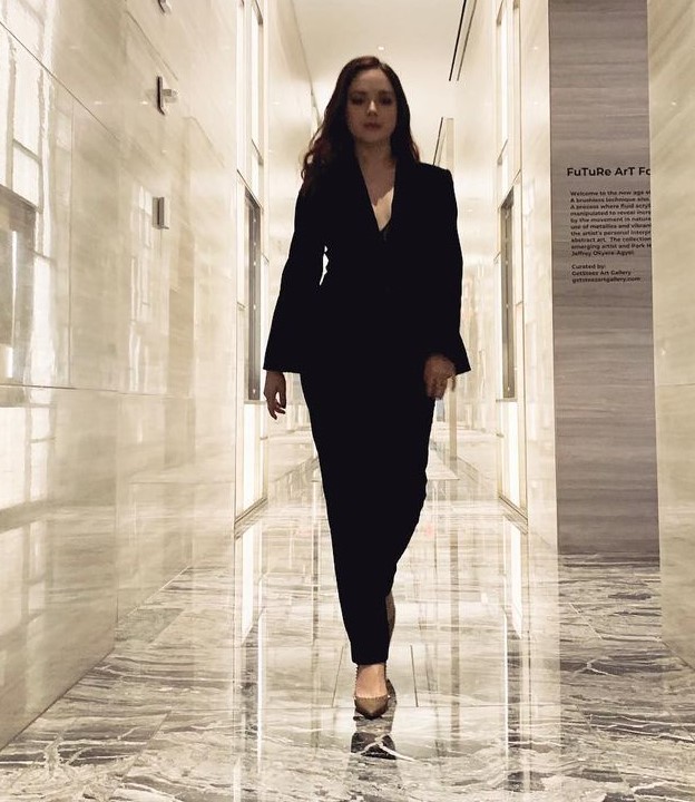 A Black Pantsuit To Look Like A Businesswoman