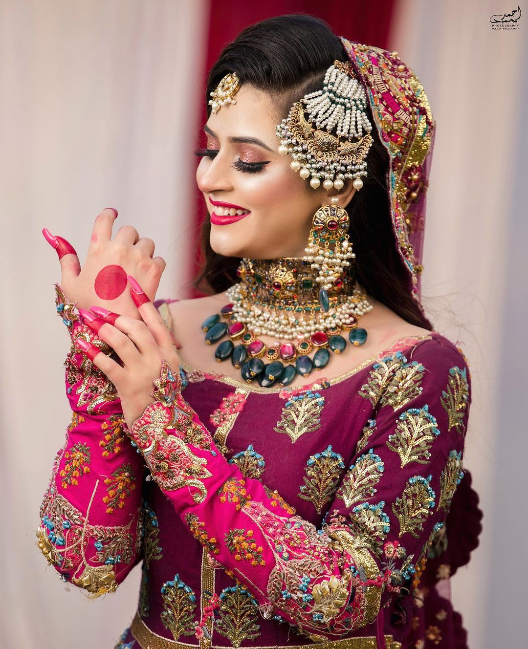 Bridal Jewellery Set With Emeralds And Elegance