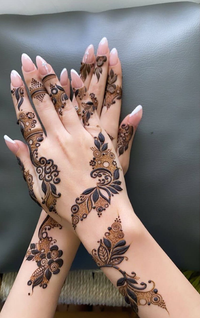 Distant Mehndi Designs With Patterns on Fingers