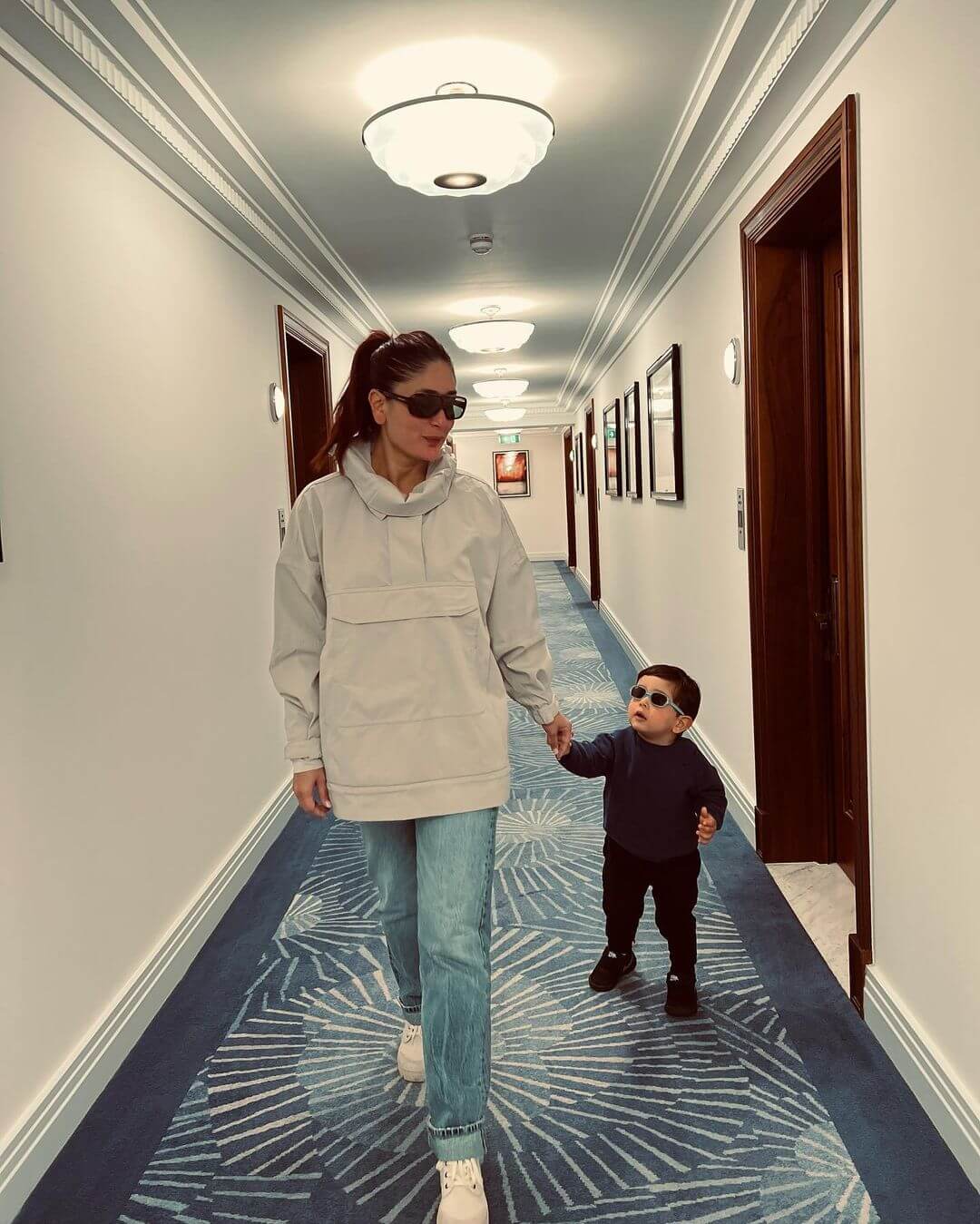  Kareena Kapoor's Stunning Look In Off White Hoodie And Blue Denim Jeans With Baby Taimur Fashionable Outfits Inspired By Bollywood Divas