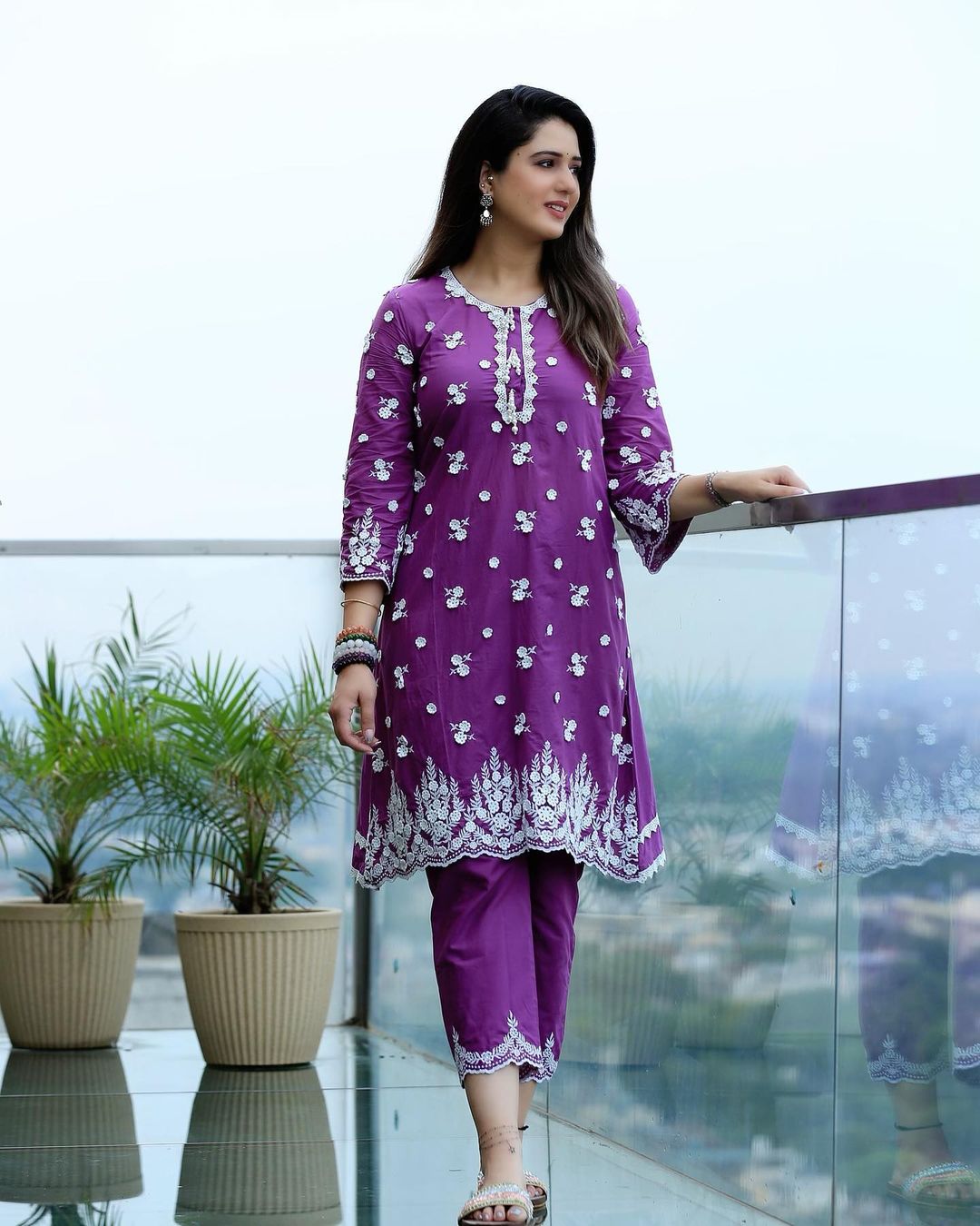 Isha Rikhi Looks Elegant As Always In Her Mulmul Kurta Set