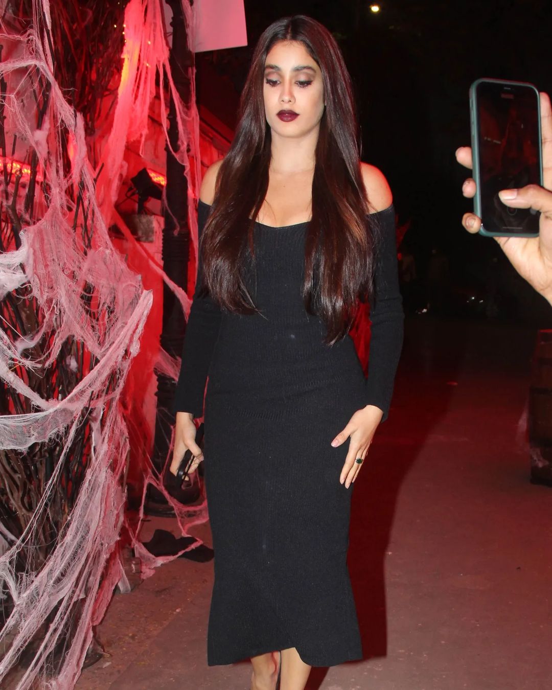 Janhvi Kapoor Black Off-Shoulder Bodycon Knee-Length Dress