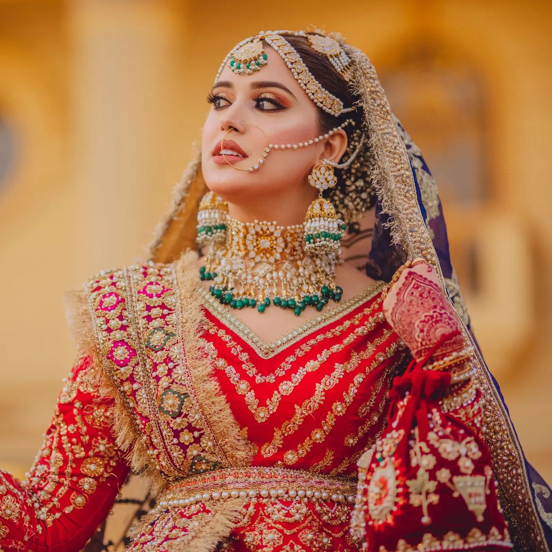 Jewellery Set Celebrating Uniqueness Of Jewels